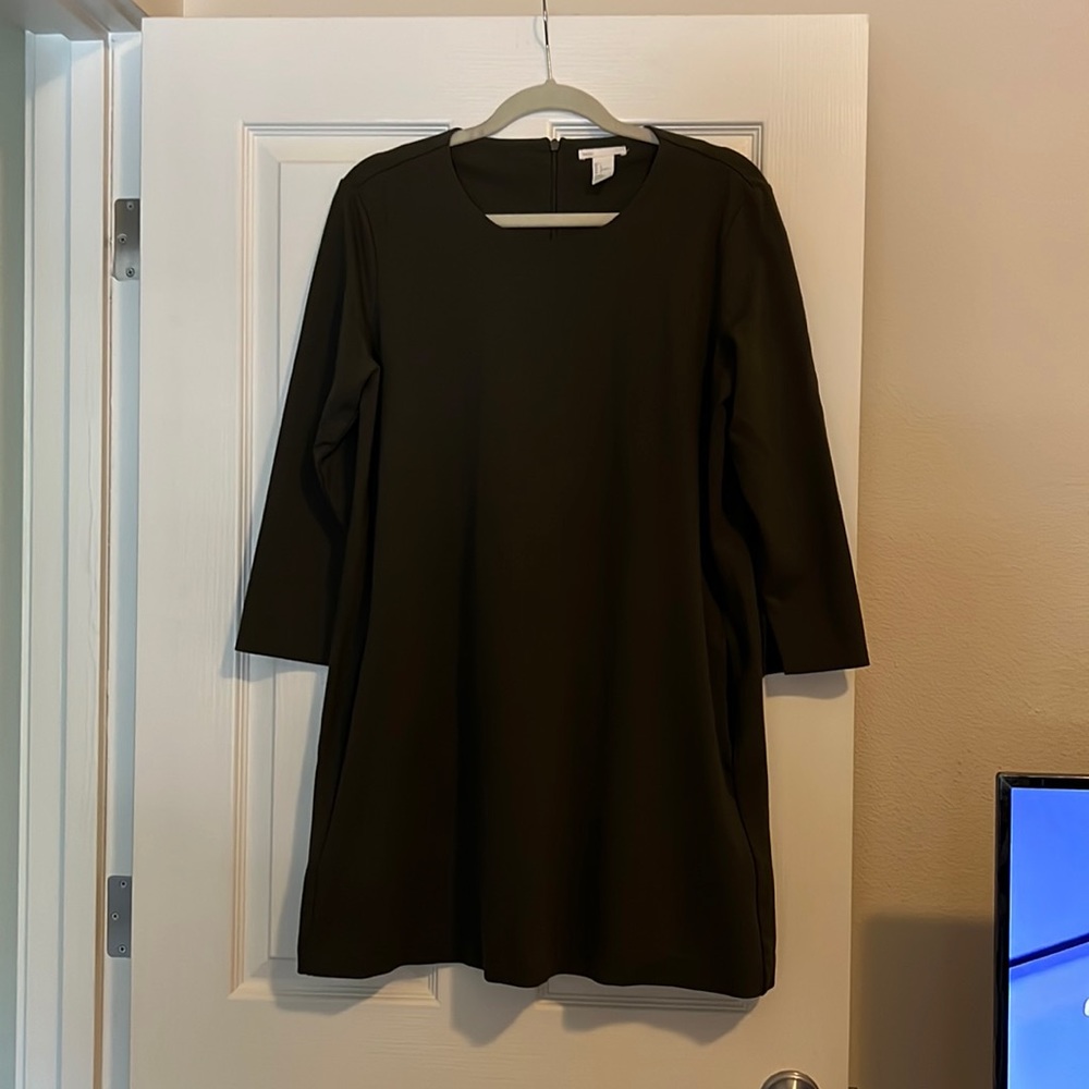 Olive green knee length dress. Has pockets. Never worn!
